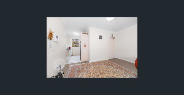 Spacious unit with huge back yard! - Photo 1