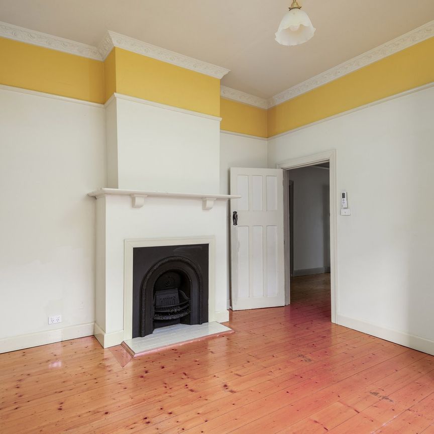 Charming Californian Bungalow with Character, Comfort and Space - Photo 1