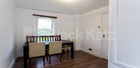 Stunning three bed two bath property set within a private development - Photo 4