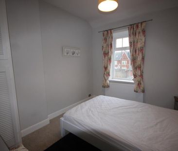 2 bedroom end of terrace house to rent - Photo 3