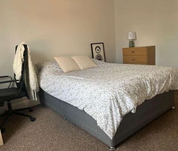 Spacious Bedroom House, LN1 - Photo 3