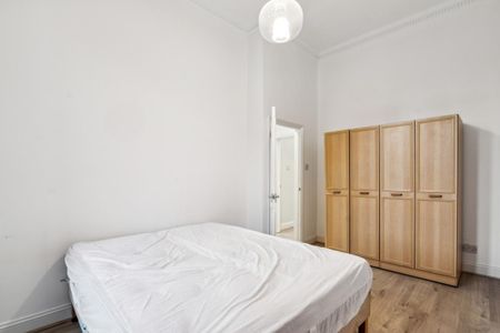 2 bedroom flat in Ladbroke Grove - Photo 2