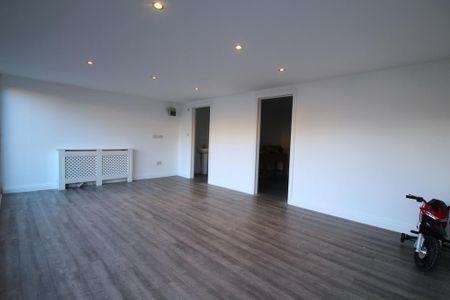 4 bedroom semi-detached house to rent - Photo 2