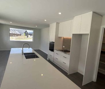 Spacious Three Bedroom Home - Photo 4