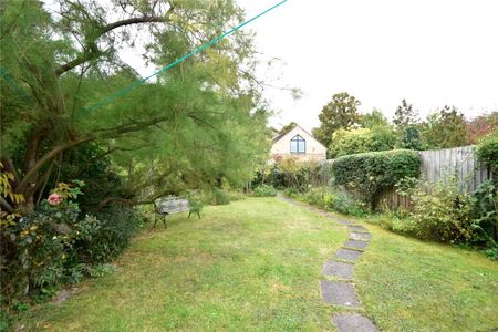 Well presented 3 bedroom semi-detached house situated just to the south of the City offering excellent access to Addenbrookes Hospital. Rear enclosed garden. GCH. Off-street parking. Garage. Furnished. - Photo 5