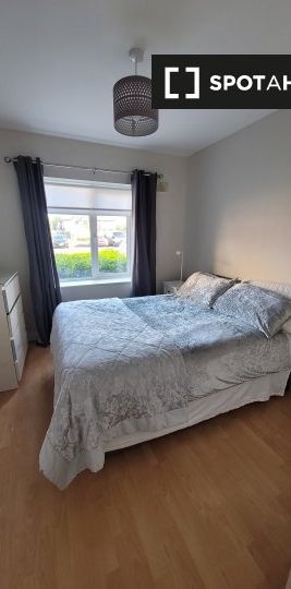 Room for rent in 2-bedroom house in Ballycullen, Dublin - Photo 1