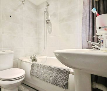 Pond Road, Egham, Surrey, TW20 8BG - Photo 5