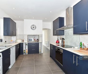 1 bedroom in a house share to rent - Photo 3