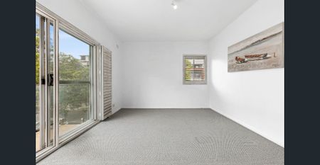 Bright & Open One Bed Room Apartment - Photo 3