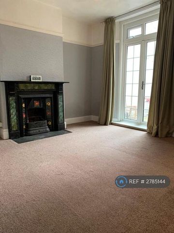 1 bedroom in a house share to rent - Photo 2