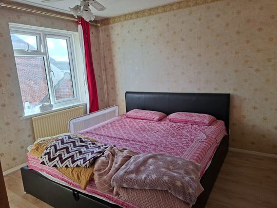 3 Bed Semi-Detached House, Alwins Court, BS30 - Photo 1