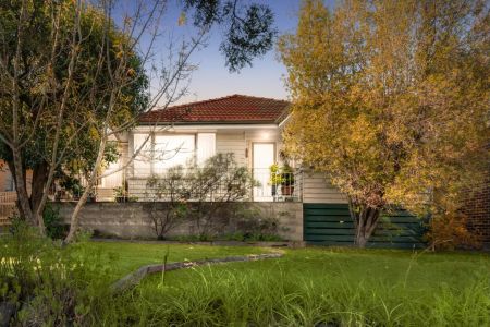 Family Comfort in a Quiet Pocket, Close to Shops & Schools - Photo 2