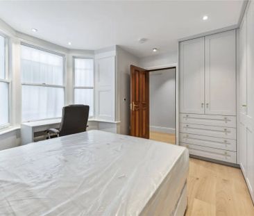 3 bedroom flat in London - Photo 1