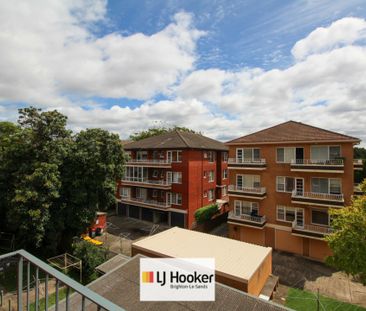 SPACIOUS & STYLISH ONE BEDROOM APARTMENT WITH GARAGE! - Photo 3