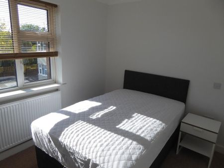 1 bedroom in a house share to rent - Photo 2