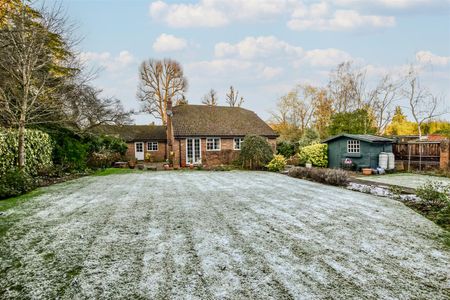 3 bed detached bungalow to rent in Parkfield, Chorleywood, WD3 - Photo 2