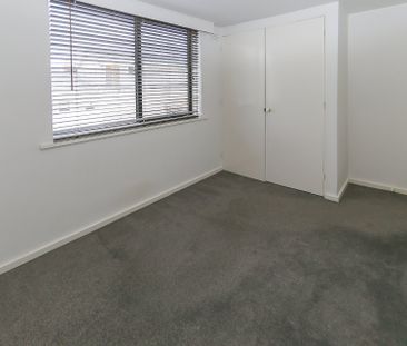 Large Ground Floor apartment with 2 Car spaces - Photo 4
