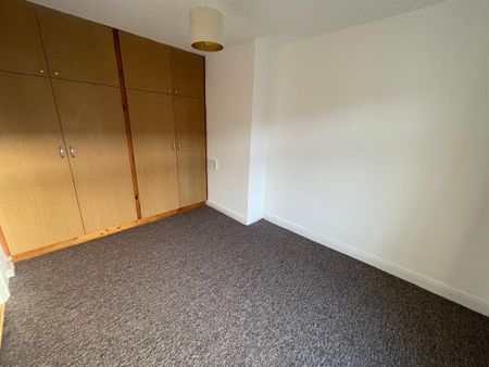 Cross Flatts Parade, Leeds - Photo 5