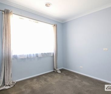 Large 5 Bedroom Home - Photo 2