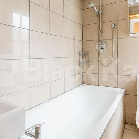 Spacious 4 bed 2 bath within a private modern development mins to ucl - Photo 3