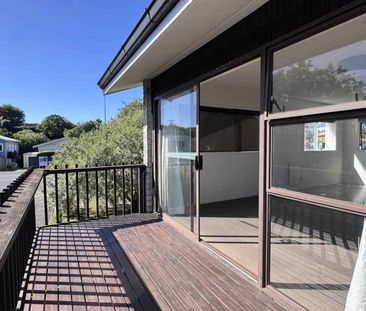 Spacious 3-Bedroom Home in a Prime Panmure Loc... - Photo 2