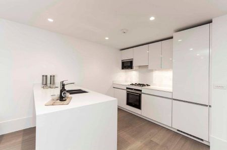 One bedroom apartment, renovated to a superb standard, located on the ground floor of this gated development in Marylebone. - Photo 3