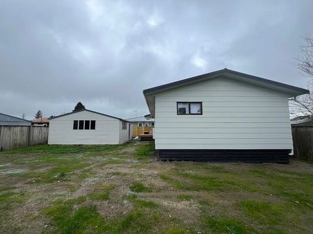 Newly Renovated 3 bedroom + Garage close to town - Photo 5