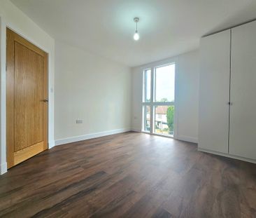 3 Bedroom Apartment, Norbury Avenue, London - Photo 2