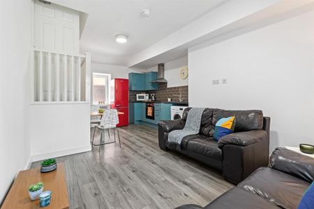 3 bedroom flat to rent - Photo 3