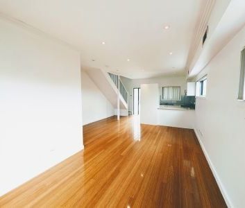 Immaculate Quiet Rear Duplex with Ducted Air Conditioning - Photo 1