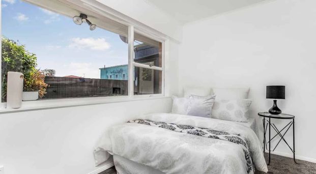 Beautiful 3-Bedroom Home with Rumpus Room in Prime Papatoetoe Location! - Photo 1