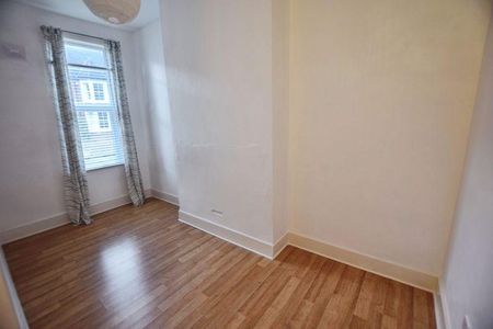 3 bedroom flat to rent - Photo 5