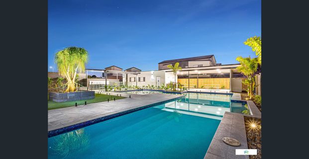 4 Bedroom Townhouse, Double Garage, Media Room. DUCTED A/C, RESORT-POOL - Photo 1