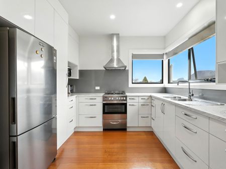 Comfortable Family Home with Beautiful Mountain Views Including Gardener - Photo 3