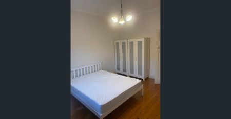 Spacious lounge area & Separate sunroom & Large gas-equipped kitchen & Great Location & Convenient Lifestyle! SHARED PROPERTY WITH 2 GIRLS. GIRLS ONLY - Photo 3