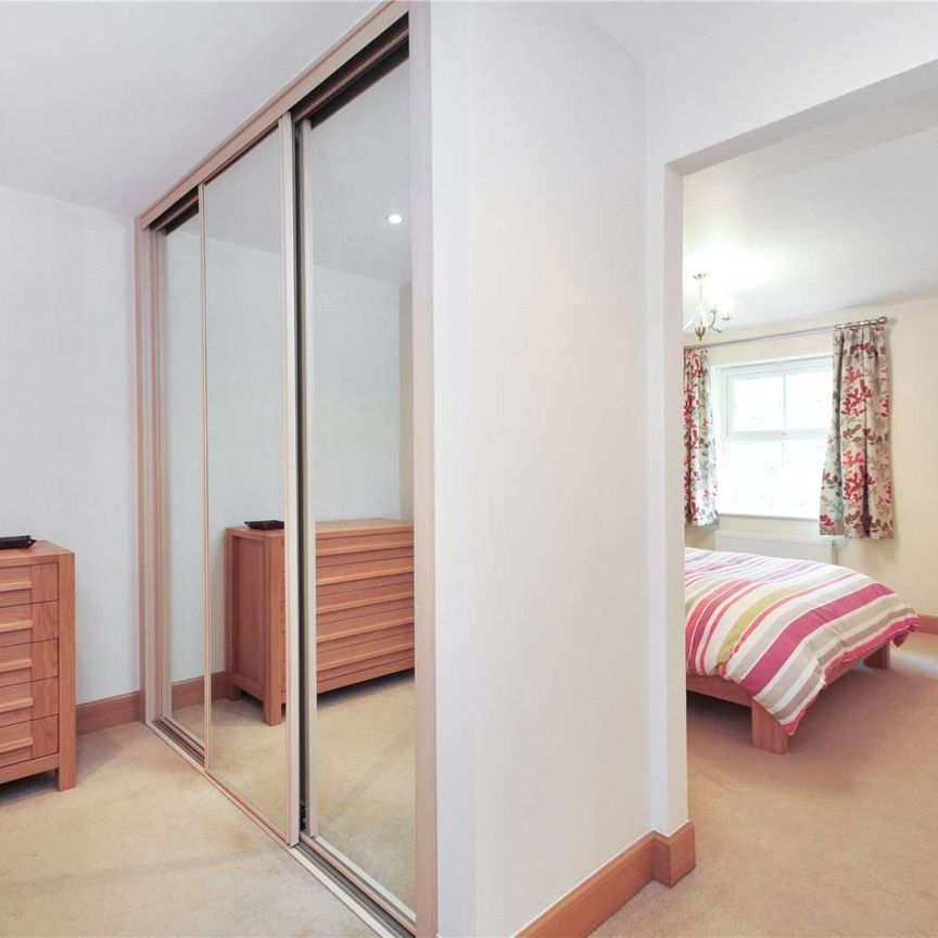 Set within a sought after gated development off Green Lane, Northwood, this luxurious 2 bedroom 2 bathroom apartment is set on the top floor and available early October. - Photo 1