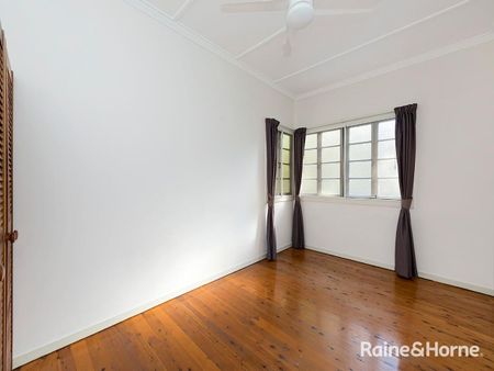 QUEENSLANDER - GOOD SIZE HOUSE NEAR UQ! - Photo 5