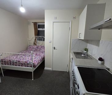 Studio Flat, Berkshire Gardens, N13 - Photo 3