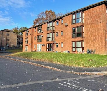 Yeovil Close, Farnborough, Hampshire, GU14 - Photo 2