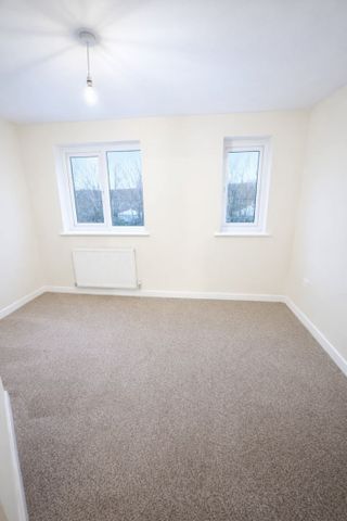 4 bed Town House - To Let - Photo 5