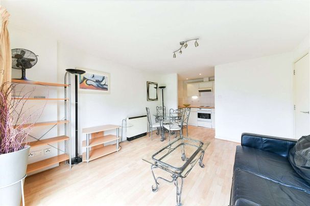 One bedroom apartment excellently located close to Westferry DLR. - Photo 1