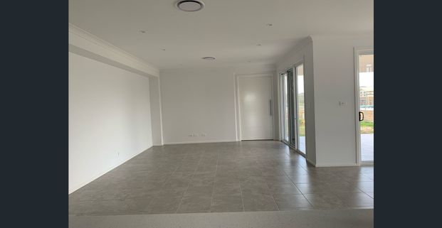 Partially furnished beautiful family home with media room and spare study! - Photo 1