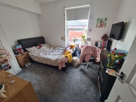 5 Bed - 16 School View, Hyde Park, Leeds - LS6 1EN - Student - Photo 1