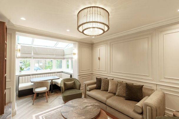 Royal Crescent, W11 - Photo 1