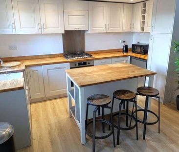 Chobham, Surrey, GU24 - Photo 2