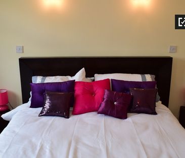 Ensuite room in 3-bedroom apartment in Ballinteer, Dublin - Photo 2