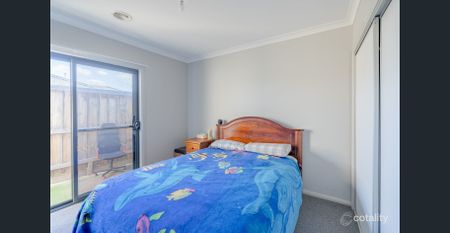 Stylish Family Living in Upper Point Cook Estate - Photo 3