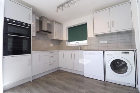 3 bedroom semi-detached house to rent - Photo 5