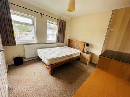 1 bedroom in a house share to rent - Photo 2