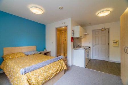 1 bedroom in a house share to rent - Photo 2